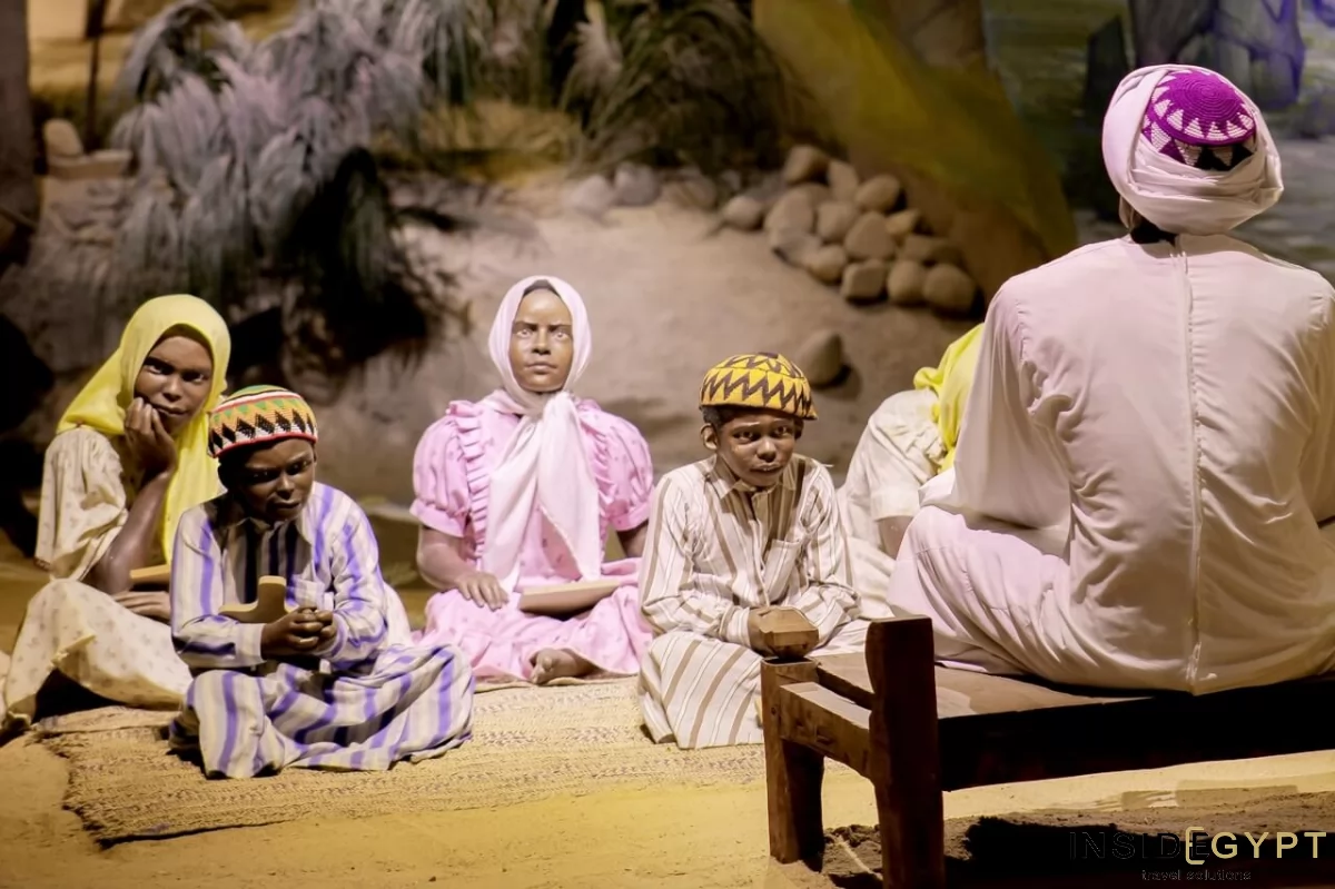 The Nubian Museum in Aswan presents interesting exhibitions, including arranged genre scenes. The one in the picture shows the study of the Koran in a Nubian village. 