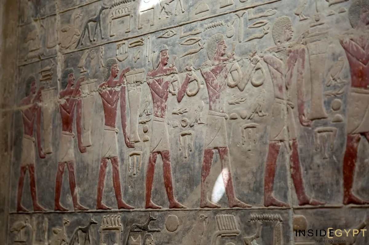 In the mastabas in Saqqara you can admire the original, perfectly preserved ancient paintings and reliefs