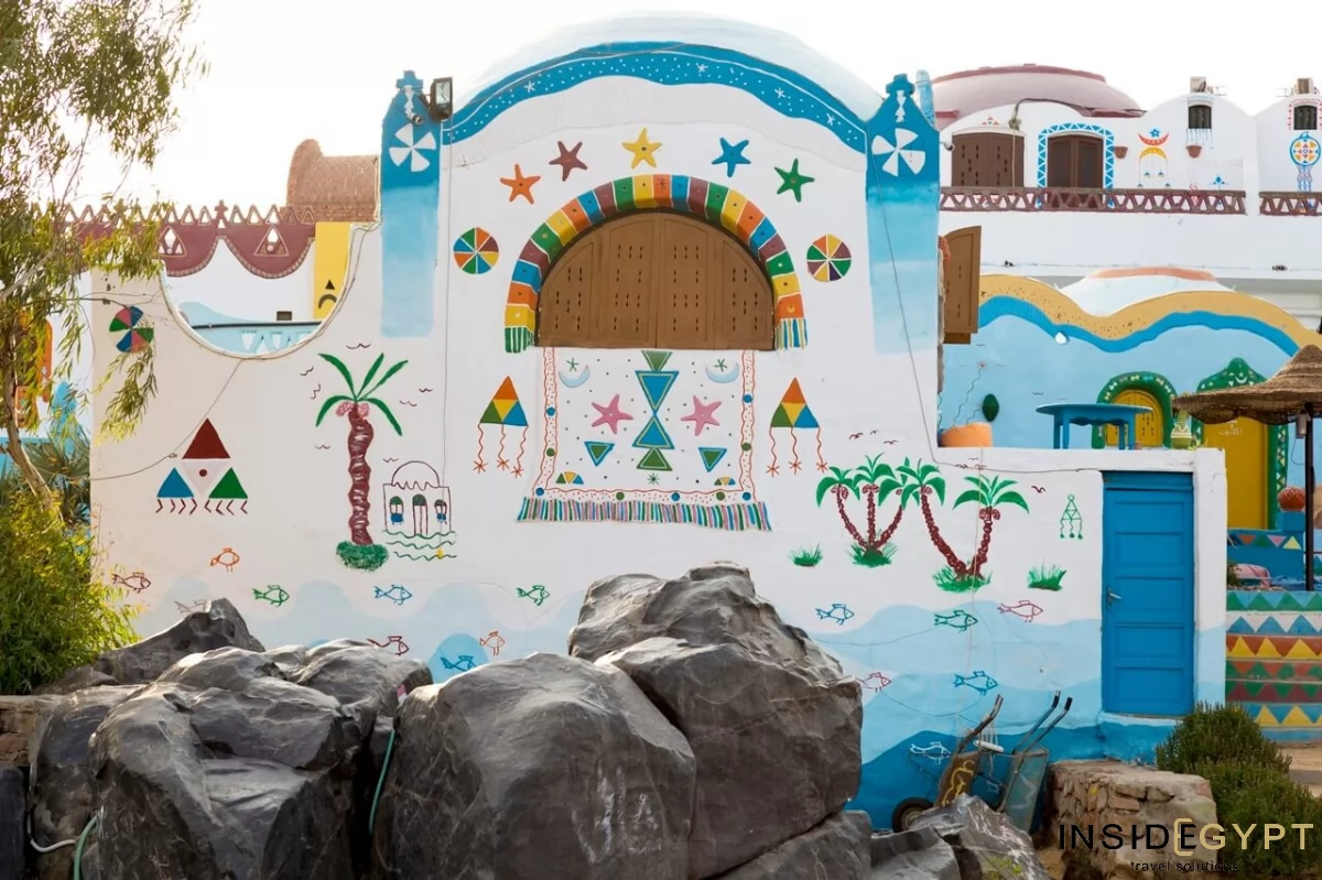 Nubians love colors. Each house in the Nubian village of Aswan is a small work of art. 
