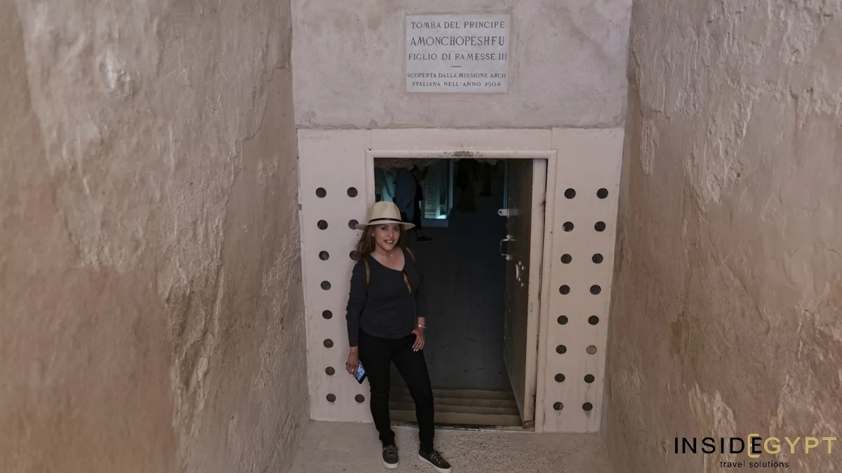 Tourist posing near the tomb of Prince Amonchopeshfu 